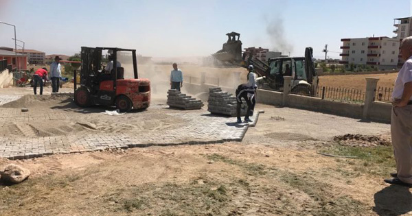 Kaymakam parke taşı döşedi