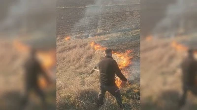 ARA&Ccedil; GİREMEYİNCE ALEVLERE ELLE M&Uuml;DAHALE