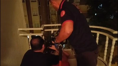 BALKONDAKİ TEHLİKE Y&Uuml;REKLERİ AĞZA GETİRDİ