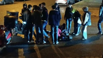 BATMAN'DA MOTOSİKLETTEN SAVRULAN KURYE YARALANDI