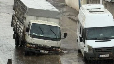 BATMAN’DA YOL ÇÖKTÜ: SEYİR HALİNDEKİ KAMYONET ÇUKURA DÜŞTÜ