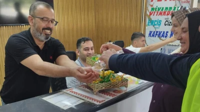 BATMAN&rsquo;DA YOLCULARA BAYRAM S&Uuml;RPRİZİ