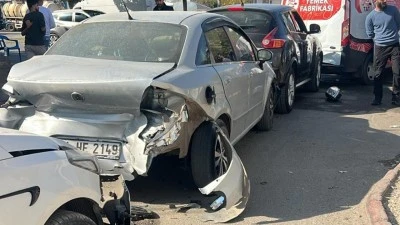 DÖRT ARAÇ BİRBİRİNE ÇARPTI