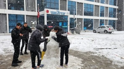 BELEDİYE BAH&Ccedil;ESİNDE KAR SEVİNCİ