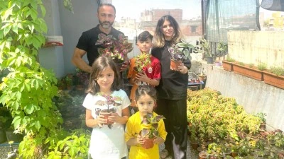 ÇİÇEKLERLE HAYATA TUTUNUYORLAR