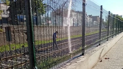 DEMİRYOLUNDA TEHLİKELİ G&Ouml;R&Uuml;NT&Uuml;
