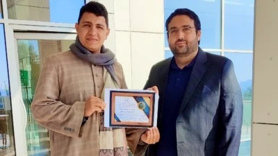 D&Uuml;NYA BİRİNCİSİNE &Ouml;D&Uuml;L&Uuml;N&Uuml; BİZZAT TAKDİM ETTİ