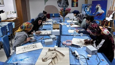 GEN&Ccedil;LER HEM &Ouml;ĞRENİYOR HEM &Uuml;RETİYOR