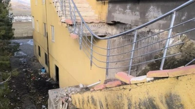 12 KATLI BİNADA MERDİVEN &Ccedil;&Ouml;KT&Uuml;