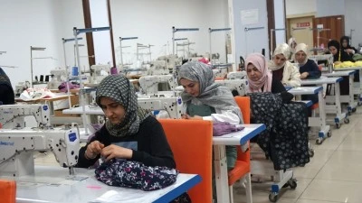 GİYİM ATÖLYESİNDE HEM ÖĞRENİYORLAR HEM ÜRETİYORLAR