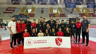 GÜREŞÇİLER  MADALYALARLA DÖNDÜ