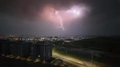 ŞİMŞEKLER GECEYİ AYDINLATTI