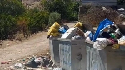ÇÖP KONTEYNERİ YAKINDA AMA ÇÖPLER YERDE