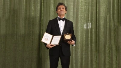 D&Uuml;NYACA &Uuml;NL&Uuml; YAZARA BARIŞ &Ouml;D&Uuml;L&Uuml;