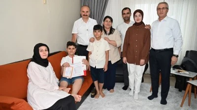 CANALP, BAŞARILI ÖĞRENCİNİN KARNESİNİ EVİNDE VERDİ