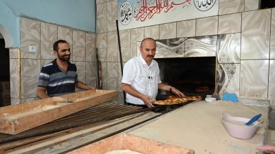 VALİ CANALP SOKAKTA, ESNAFIN YANINDA