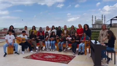ANNELER VE &Ouml;ĞRENCİLER SAHNEYİ PAYLAŞTI