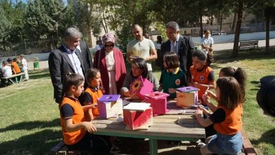 43 KUŞ YUVASI OKUL BAHÇESİNİ SÜSLEDİ
