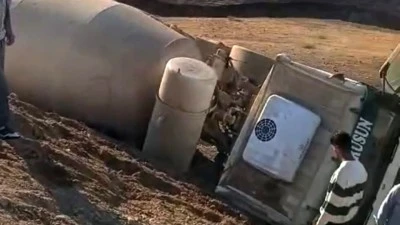 BETON MİKSERİ KAZA YAPTI, SÜRÜCÜ SIKIŞTI