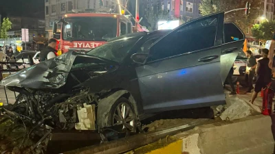 VALİLİK KAVŞAĞINDA FECİ KAZA: YARALILAR VAR