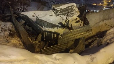 BİRİKEN KAR &Ccedil;ATIYI D&Uuml;Ş&Uuml;RD&Uuml;