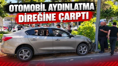 OTOMOBİL AYDINLATMA DİREĞİNE &Ccedil;ARPTI