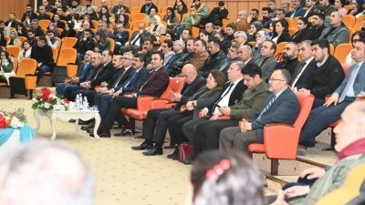 AKADEMİSYENLER VE &Ouml;ĞRENCİLER AYNI MASADA