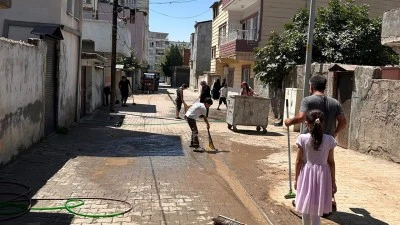 MAHALLE SAKİNLERİ KENDİ SOKAĞINI TEMİZLEDİ