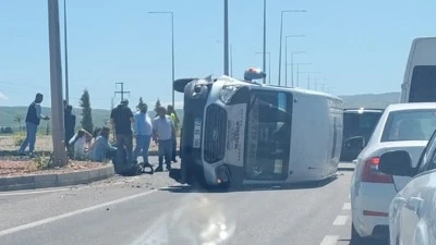 YOLCU MİNİB&Uuml;S&Uuml; YAN YATTI: 5 YARALI 