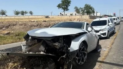 ARAÇ ORTA REFÜJE ÇARPTI, SÜRÜCÜ HAFİF YARALANDI