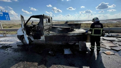 SEYİR HALİNDE ALEV ALDI, KAMYONET K&Uuml;LE D&Ouml;ND&Uuml;