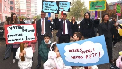 MİNİK ÖĞRENCİLERDEN GAZZE İÇİN BARIŞ ÇAĞRISI