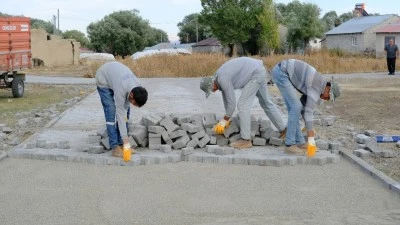 BAYRAKLI VE ÇARIKLI’YA PARKE TAŞI YAPILACAK