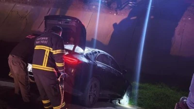 OTOMOBİL SU KANALINA U&Ccedil;TU S&Uuml;R&Uuml;C&Uuml; EKİPLERCE KURTARILDI 