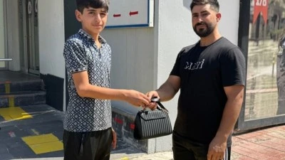 BULDUĞU ALTINLARI GÖZÜNÜ KIRPMADAN TESLİM ETTİ