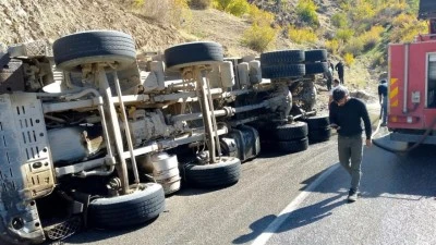 VİRAJI ALAMAYAN ASFALT YÜKLÜ KAMYON DEVRİLDİ