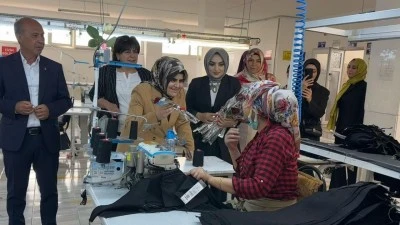 AK PARTİ KADIN KOLLARINDAN EMEKÇİ KADINLARA ÇİÇEKLİ JEST