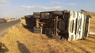 SAMAN YÜKLÜ TIR DEVRİLDİ
