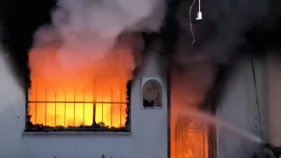 SABAH SAATLERİNDE &Ccedil;IKAN YANGIN EVİ K&Uuml;LE &Ccedil;EVİRDİ