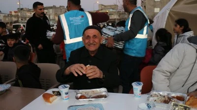 50 BİN KİŞİYLE İFTAR YAPTI