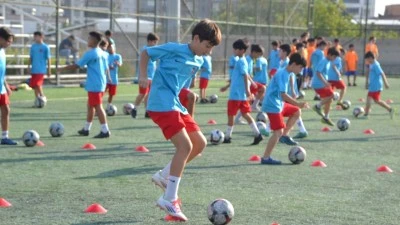 800 FUTBOLCU ADAYI EĞİTİMDE!
