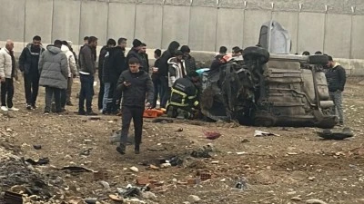 OTOMOBİL TAKLA ATTI: 2 YARALI 