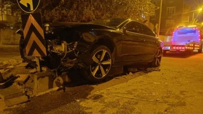 REFÜJE ÇARPAN OTOMOBİLDE 1 KİŞİ YARALANDI