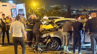 ÇEVRE YOLUNDA ÇARPIŞMA: YARALILAR HASTANEYE KALDIRILDI
