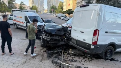 OTOMOBİL İLE MİNİBÜS ÇARPIŞTI: 1 YARALI
