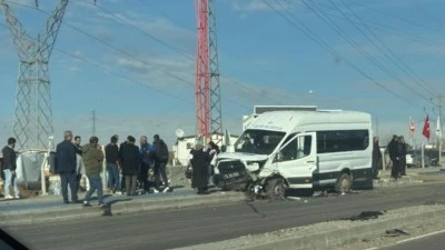 TIR İLE MİNİB&Uuml;S &Ccedil;ARPIŞTI