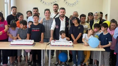 HER AY BİR OKULDA MUTLULUK DAĞITIYORLAR