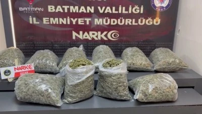 ARAÇTAN UYUŞTURUCU FIRLATILDI