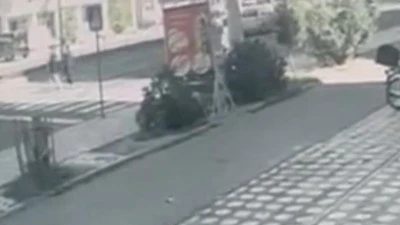 CİP YAYA GEÇİDİNDE 2 KİŞİYE ÇARPTI