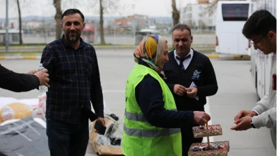 BAYRAMDA YOLDAKİ VATANDAŞLARA SICAK KARŞILAMA